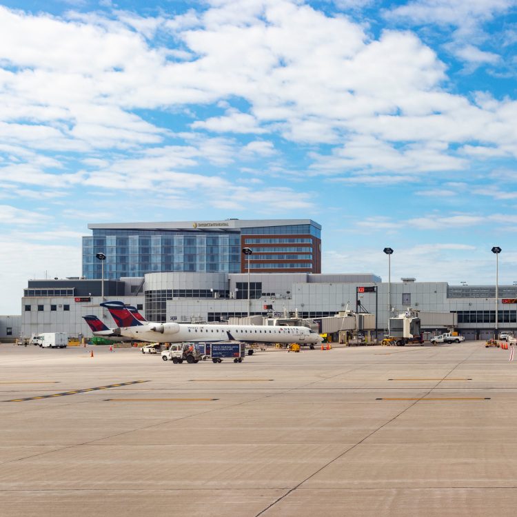 MINNEAPOLIS-SAINT PAUL INTERNATIONAL AIRPORT, MINNESOTA, USA AUGUST 24, 2019 Ground Operations at Minneapolis-Saint Paul International, the largest and busiest airport in the Upper Midwest.